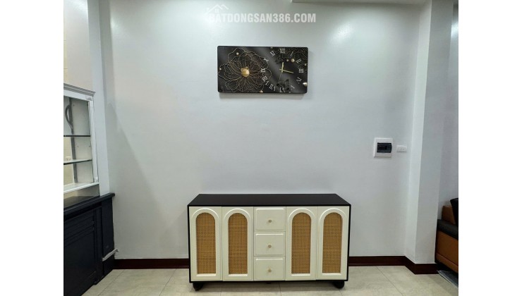 Bán nhà Bồ Đề, Long Biên. Diện tích 40m², xây 5 tầng, mặt tiền 3.5m, có 5 phòng ngủ, 7 vệ sinh, giá nhỉnh 10 tỷ.